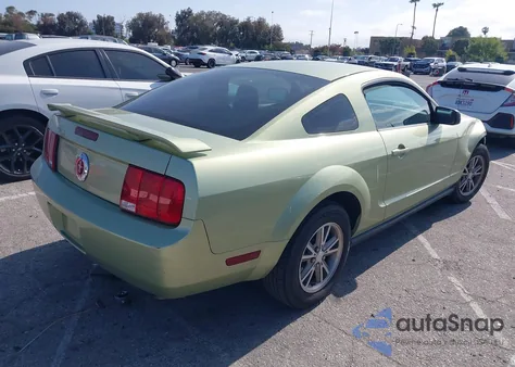 2005 Ford Mustang z USA, uszkodzony, nr VIN 1ZVFT80N855152711